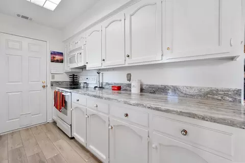 Kitchen - 21083 Crystal Falls Dr, Sonora, CA 95370 photo 2 of 3