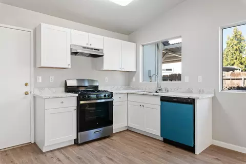 Kitchen - 576 Moray Way, Patterson, CA 95363 photo 2 of 2