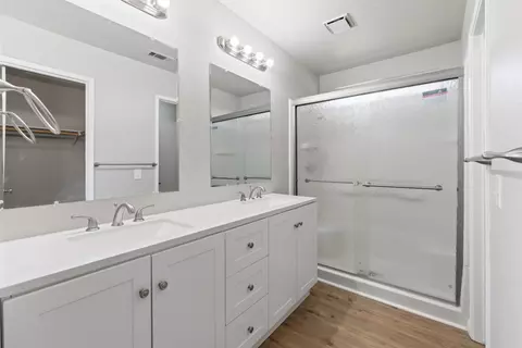 Bath - 576 Moray Way, Patterson, CA 95363 photo 1 of 2