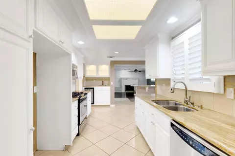 Kitchen - 6420 Saint James Dr, Carmichael, CA 95608 photo 4 of 4
