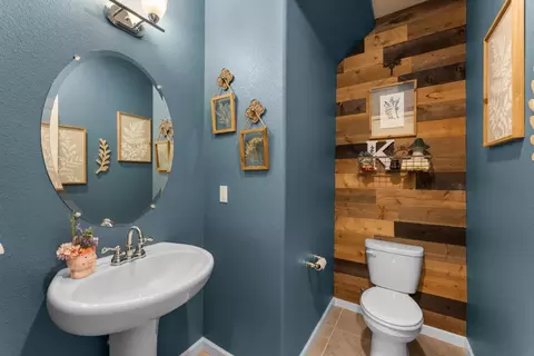Bath - 165 Sullivan Dr, Merced, CA 95348 photo 1 of 2