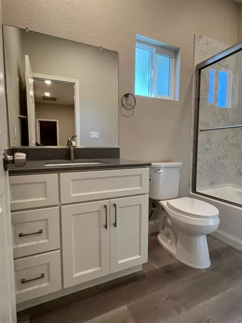 Bath - 715 Cambridge Ct, Tracy, CA 95377 photo 3 of 4
