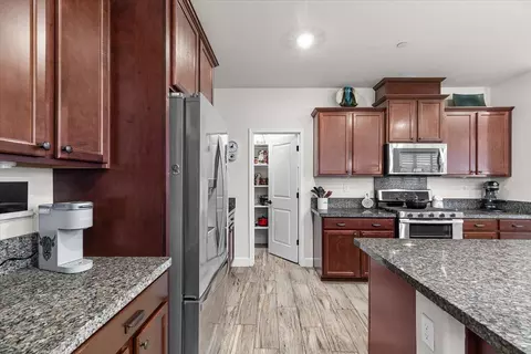 Kitchen - 2147 Saffron Dr, Manteca, CA 95337 photo 5 of 6