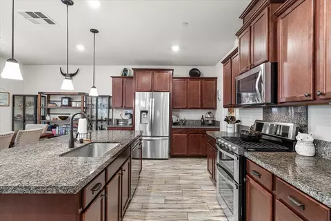 Kitchen - 2147 Saffron Dr, Manteca, CA 95337 photo 3 of 6