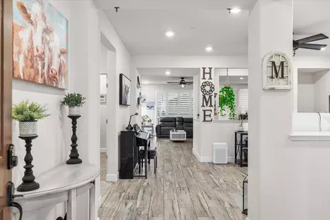 Entry Way - 2147 Saffron Dr, Manteca, CA 95337 photo 2 of 15