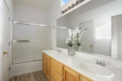 Bath - 1505 Dreyfus Ln, Modesto, CA 95355 photo 2 of 2