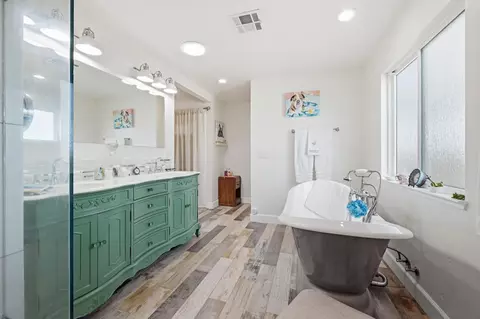 Bath - 21285 E Acampo Rd, Clements, CA 95227 photo 4 of 7