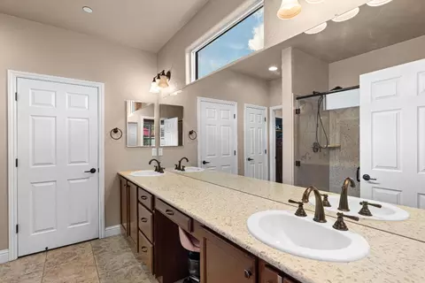 Bath - 2494 Redbud Way, Manteca, CA 95336 photo 1 of 4