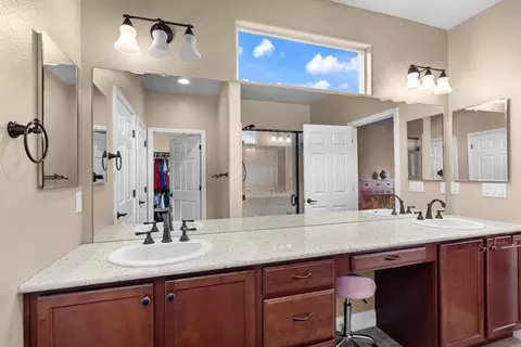 Bath - 2494 Redbud Way, Manteca, CA 95336 photo 2 of 4