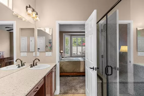 Bath - 2494 Redbud Way, Manteca, CA 95336 photo 3 of 4