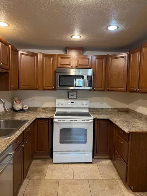 Kitchen - 335 Donner Dr, Lodi, CA 95240 photo 1 of 2