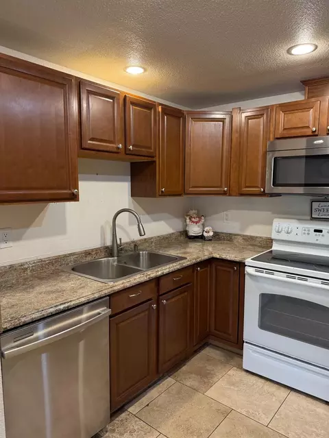 Kitchen - 335 Donner Dr, Lodi, CA 95240 photo 2 of 2