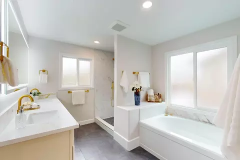 Bath - 3169 Rogue River Dr, Chico, CA 95973 photo 9 of 11