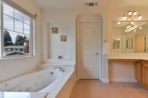Bath - 2008 Centennial Ct, Modesto, CA 95357 photo 4 of 7