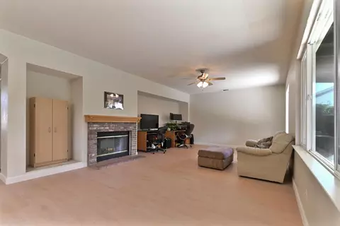 Living - 2008 Centennial Ct, Modesto, CA 95357 photo 6 of 7