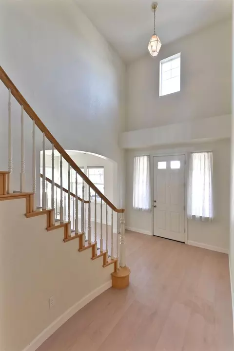 Entry Way - 2008 Centennial Ct, Modesto, CA 95357 photo 2 of 8