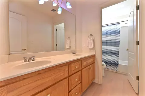 Bath - 2008 Centennial Ct, Modesto, CA 95357 photo 2 of 7
