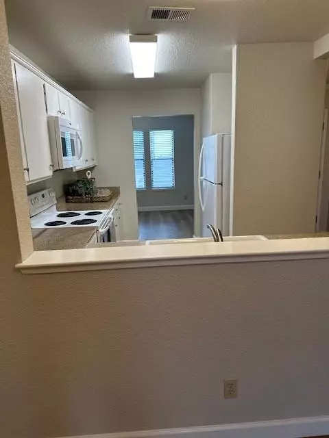 Kitchen - 2401 Eilers Ln #804, Lodi, CA 95242 photo 2 of 2