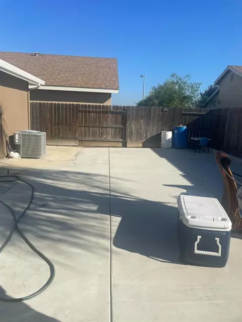 Exterior - 486 E San Pedro St, Merced, CA 95341 photo 6 of 7