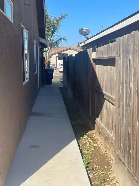 Entry Way - 486 E San Pedro St, Merced, CA 95341 photo 1 of 1
