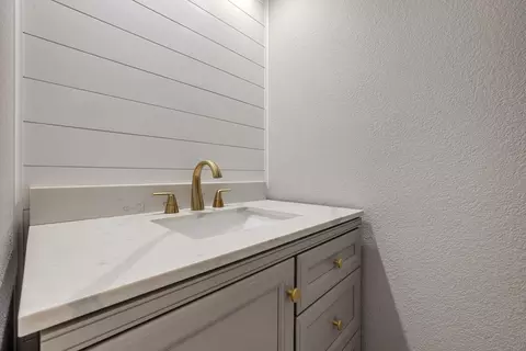 Bath - 1420 Harvest Ln, Tracy, CA 95376 photo 1 of 5