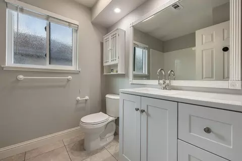 Bath - 1420 Harvest Ln, Tracy, CA 95376 photo 4 of 5