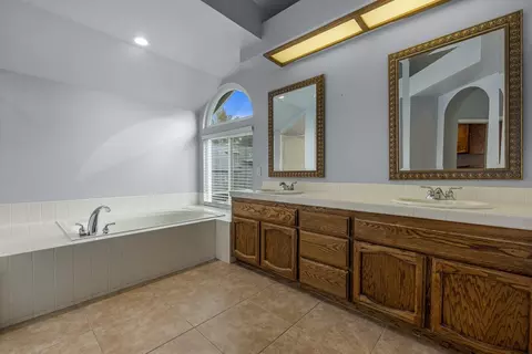 Bath - 1420 Harvest Ln, Tracy, CA 95376 photo 2 of 5
