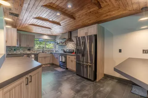 Kitchen - 1305 River Rd, Modesto, CA 95351 photo 4 of 5