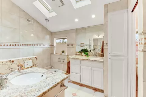 Bath - 1761 Park Place Dr, Carmichael, CA 95608 photo 3 of 8