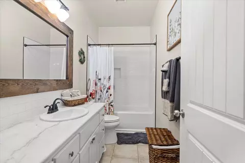 Bath - 1725 Stonum Rd, Modesto, CA 95351 photo 3 of 4