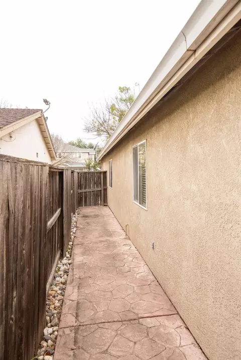 Exterior - 4012 Tapestry Dr, Modesto, CA 95357 photo 6 of 8