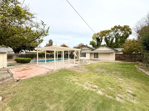 Exterior - 301 S 3rd St, Patterson, CA 95363 photo 6 of 9