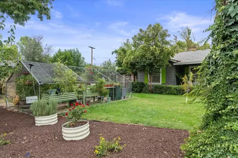 Exterior - 1014 Yale Ave, Modesto, CA 95350 photo 4 of 8
