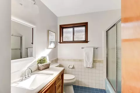 Bath - 1302 Oak Ave, Davis, CA 95616 photo 2 of 5