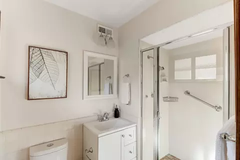 Bath - 1302 Oak Ave, Davis, CA 95616 photo 1 of 5