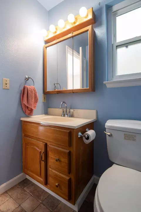 Bath - 404 Trask Ln, Modesto, CA 95354 photo 3 of 4