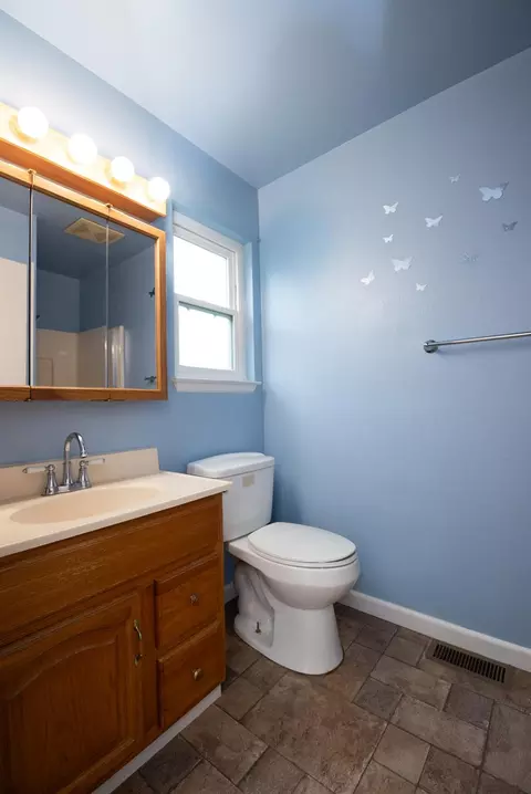 Bath - 404 Trask Ln, Modesto, CA 95354 photo 2 of 4