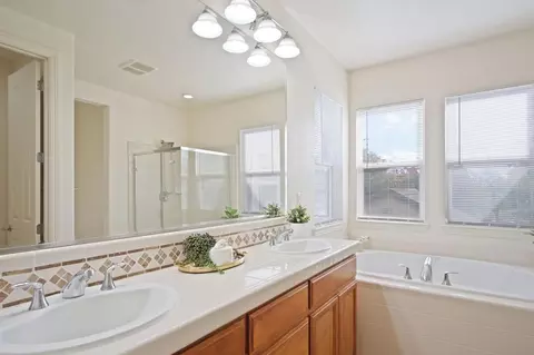 Bath - 1114 Balzo St, Manteca, CA 95337 photo 3 of 5