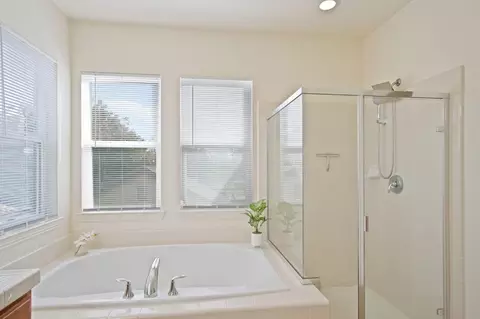 Bath - 1114 Balzo St, Manteca, CA 95337 photo 2 of 5