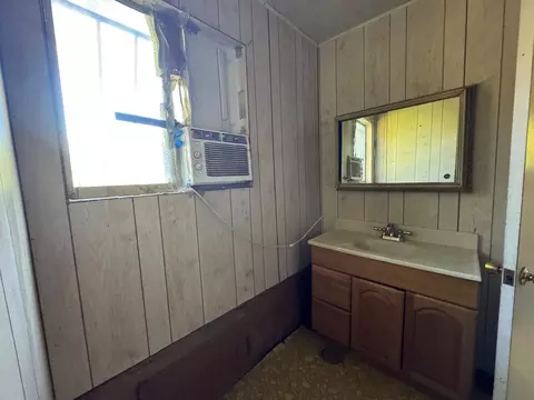 Bath - 2547 Parkdale Dr, Modesto, CA 95358 photo 2 of 2