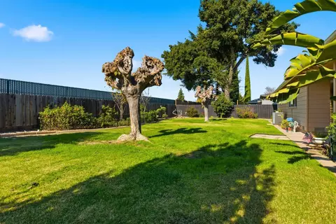 Exterior - 2801 Warwick Ln, Modesto, CA 95350 photo 9 of 11