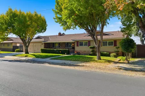 Exterior - 2801 Warwick Ln, Modesto, CA 95350 photo 2 of 11