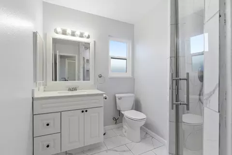 Bath - 2801 Warwick Ln, Modesto, CA 95350 photo 2 of 3