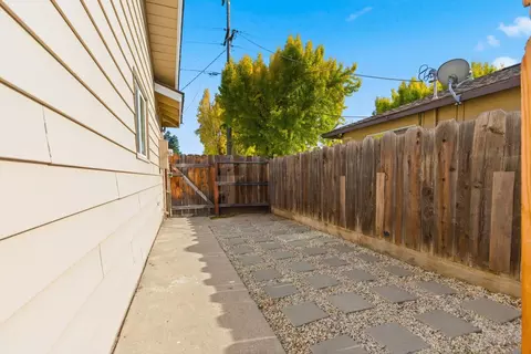 Exterior - 2801 Warwick Ln, Modesto, CA 95350 photo 7 of 11