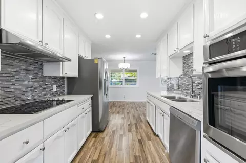 Kitchen - 2801 Warwick Ln, Modesto, CA 95350 photo 2 of 4