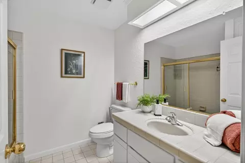 Bath - 1005 Harrington Way, Carmichael, CA 95608 photo 4 of 9