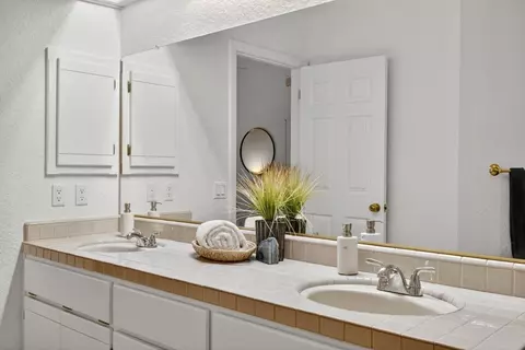 Bath - 1005 Harrington Way, Carmichael, CA 95608 photo 8 of 9