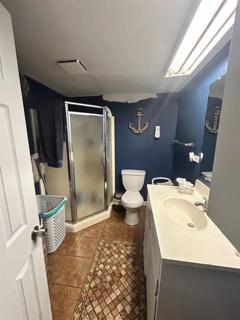 Bath - 921 Atlantic Dr, Modesto, CA 95358 photo 1 of 1