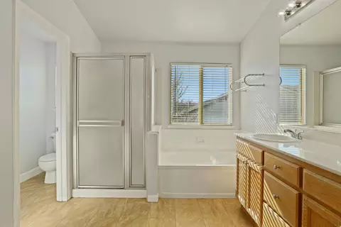 Bath - 2902 Campbell Ln, Tracy, CA 95377 photo 2 of 4