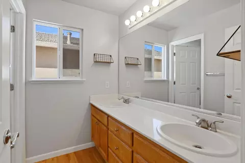 Bath - 2902 Campbell Ln, Tracy, CA 95377 photo 4 of 4